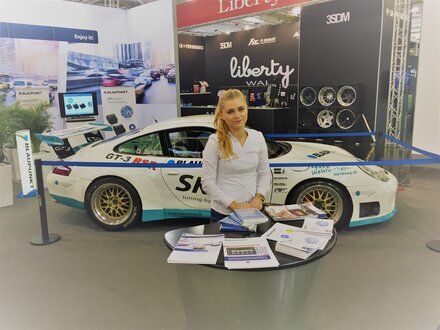Hostessen mit Auto im Hintergrund