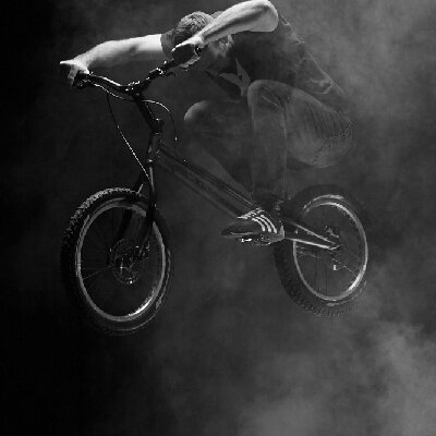 Stuntman auf einem Stuntbike